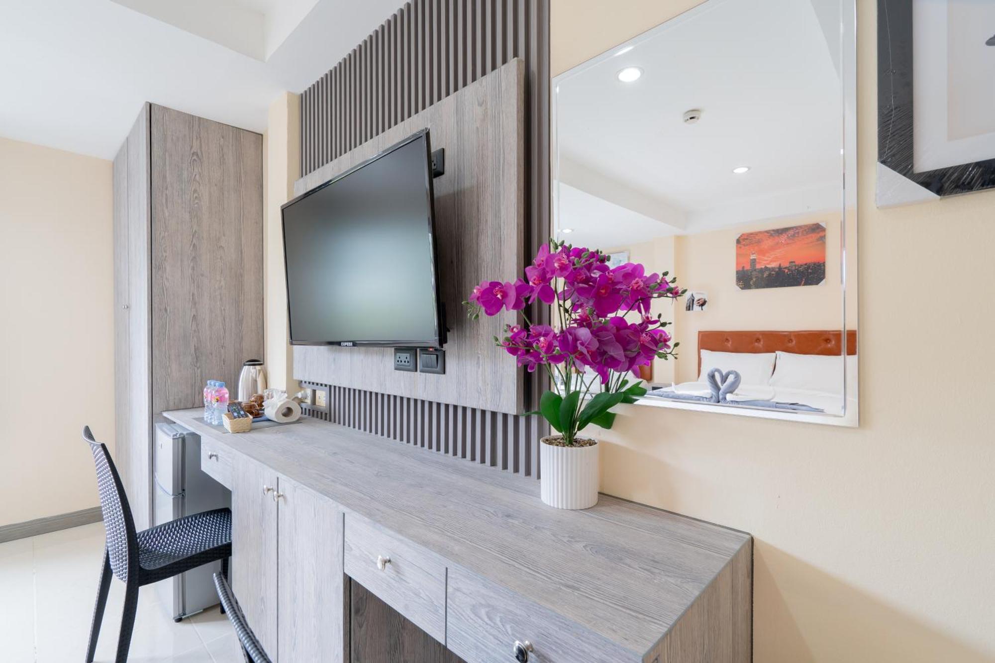 Square One Hotel Patong Екстер'єр фото