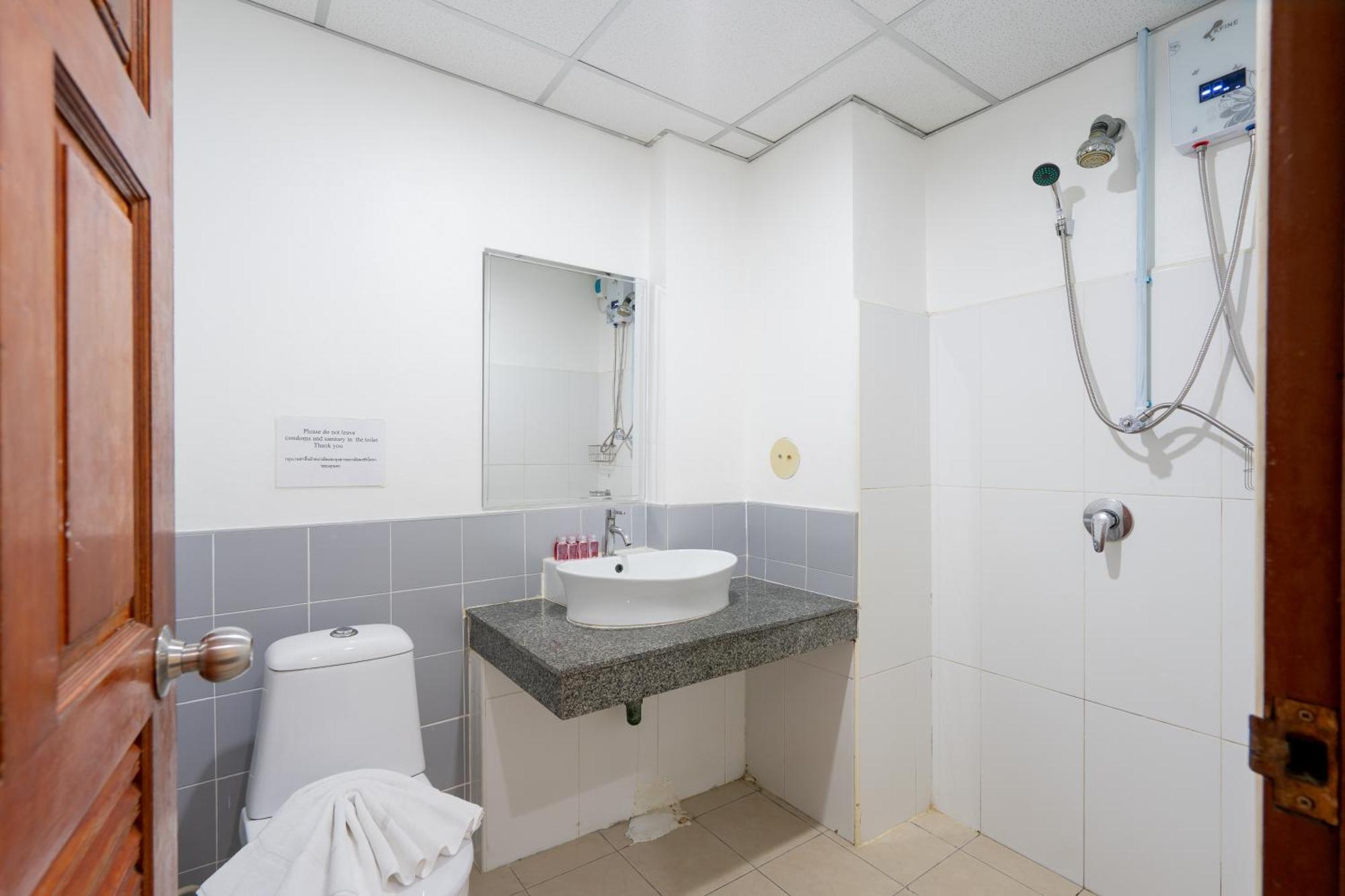 Square One Hotel Patong Номер фото