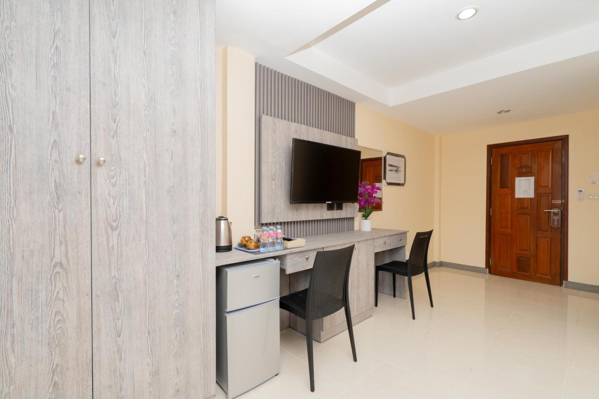 Square One Hotel Patong Екстер'єр фото