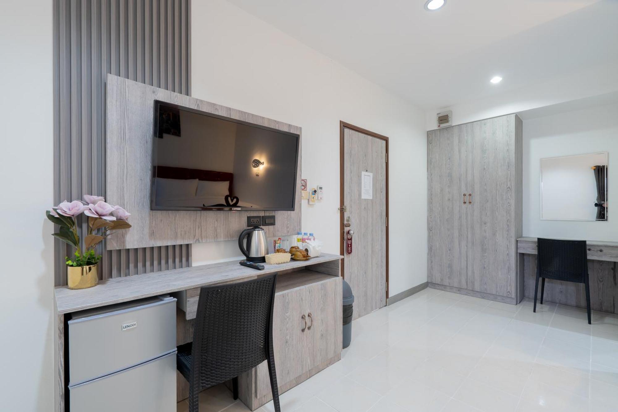 Square One Hotel Patong Екстер'єр фото
