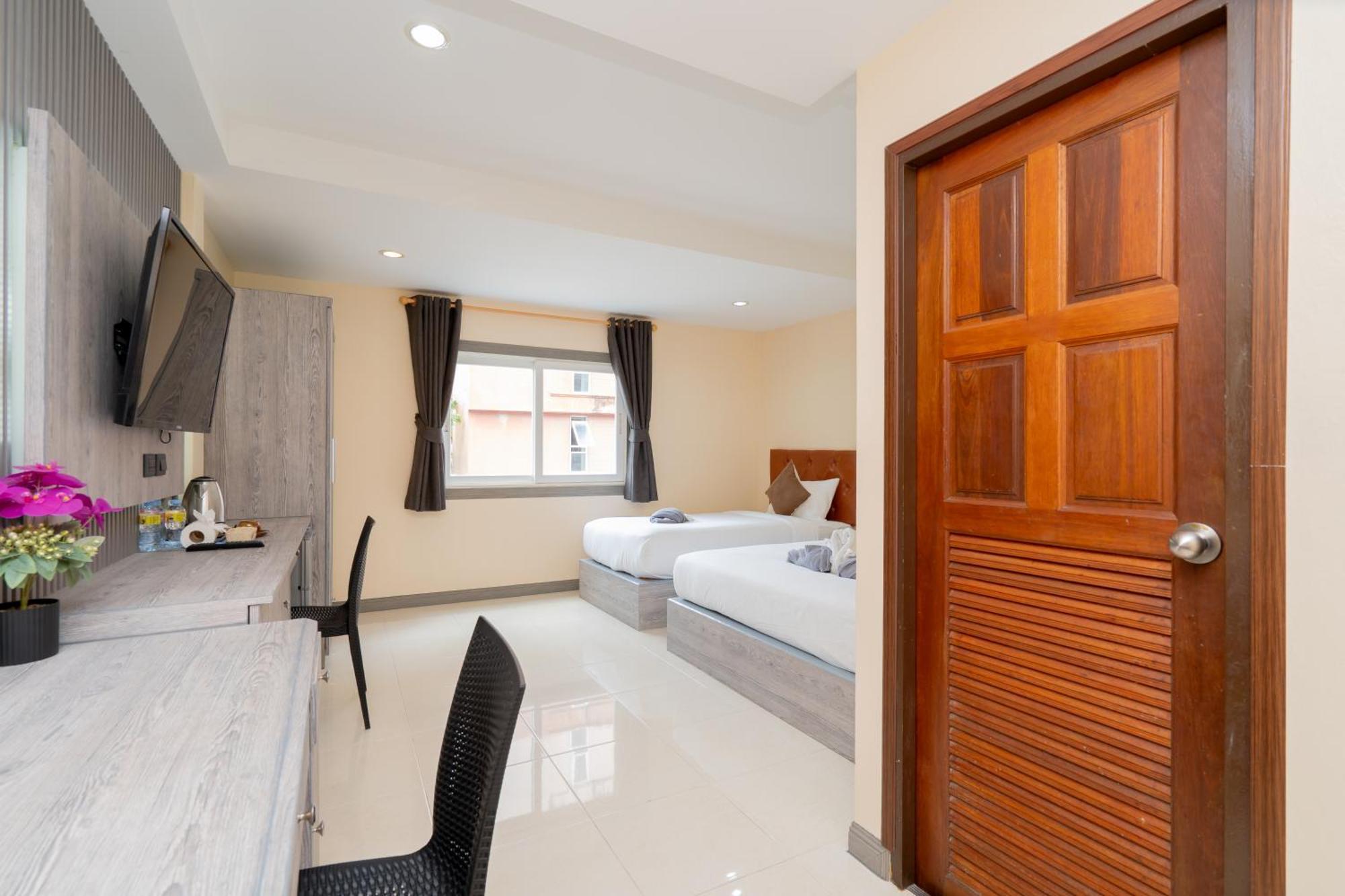 Square One Hotel Patong Екстер'єр фото