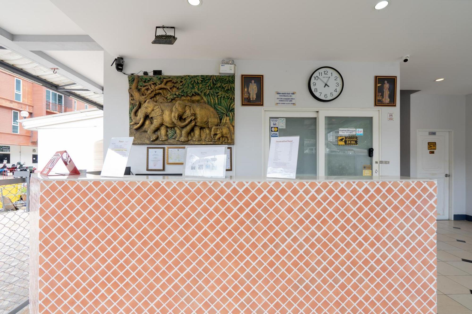 Square One Hotel Patong Екстер'єр фото