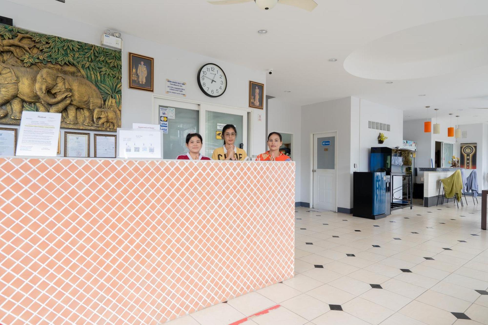Square One Hotel Patong Екстер'єр фото