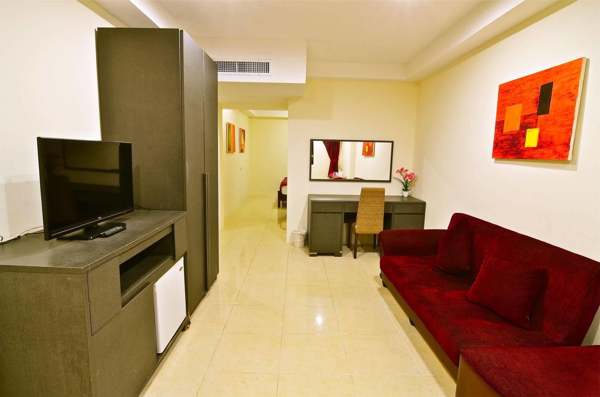 Square One Hotel Patong Екстер'єр фото