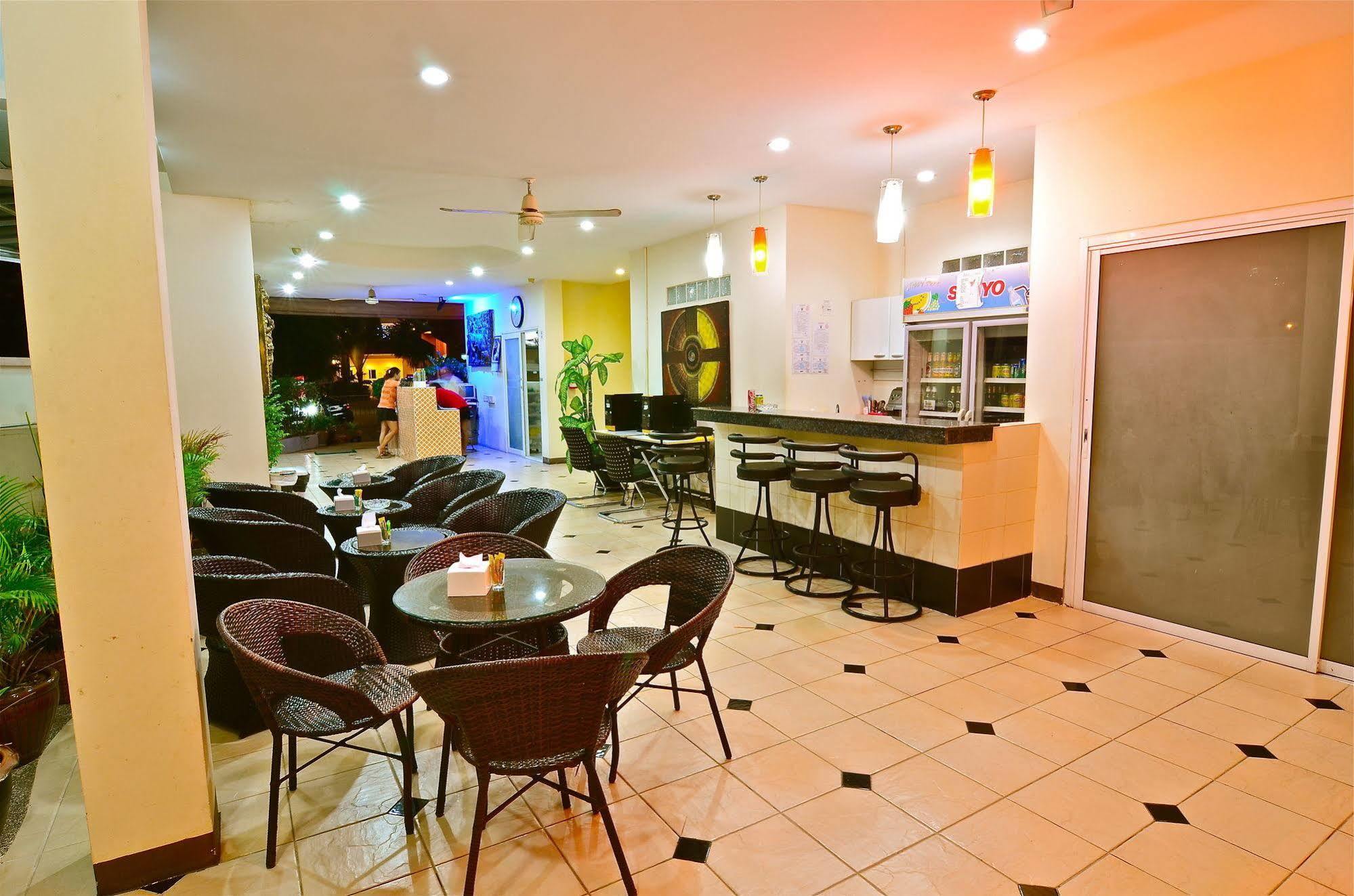 Square One Hotel Patong Екстер'єр фото